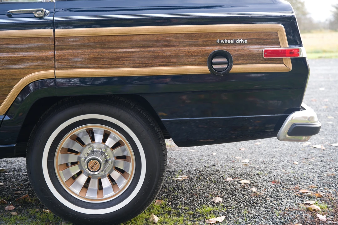 1986 Jeep SJ Grand Wagoneer - Image 14 of 31