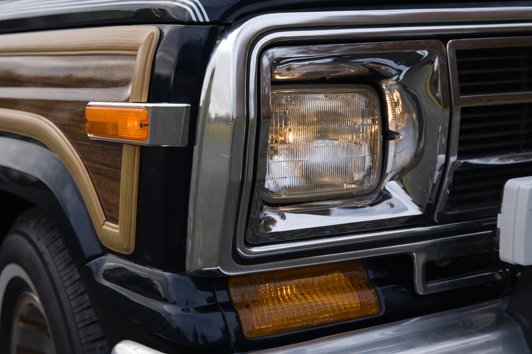 1986 Jeep SJ Grand Wagoneer - Image 18 of 31