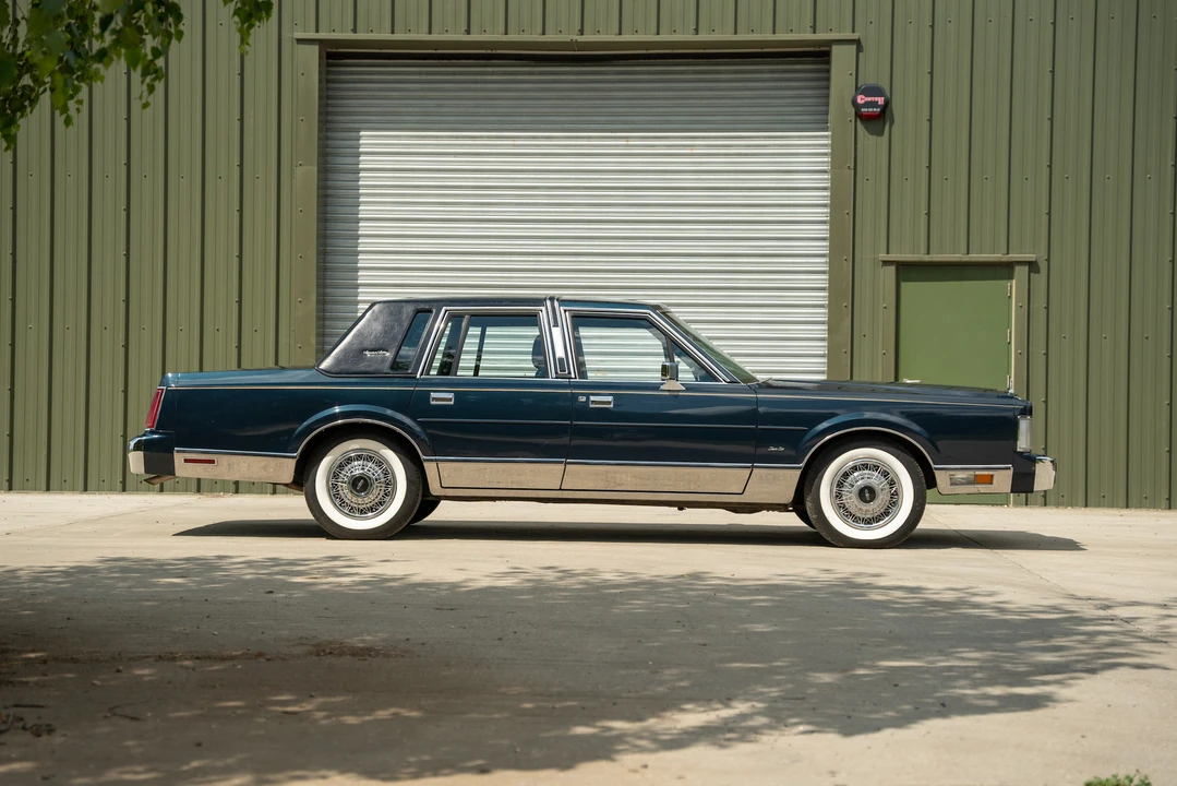 1986 Lincoln Town Car - Image 16 of 31