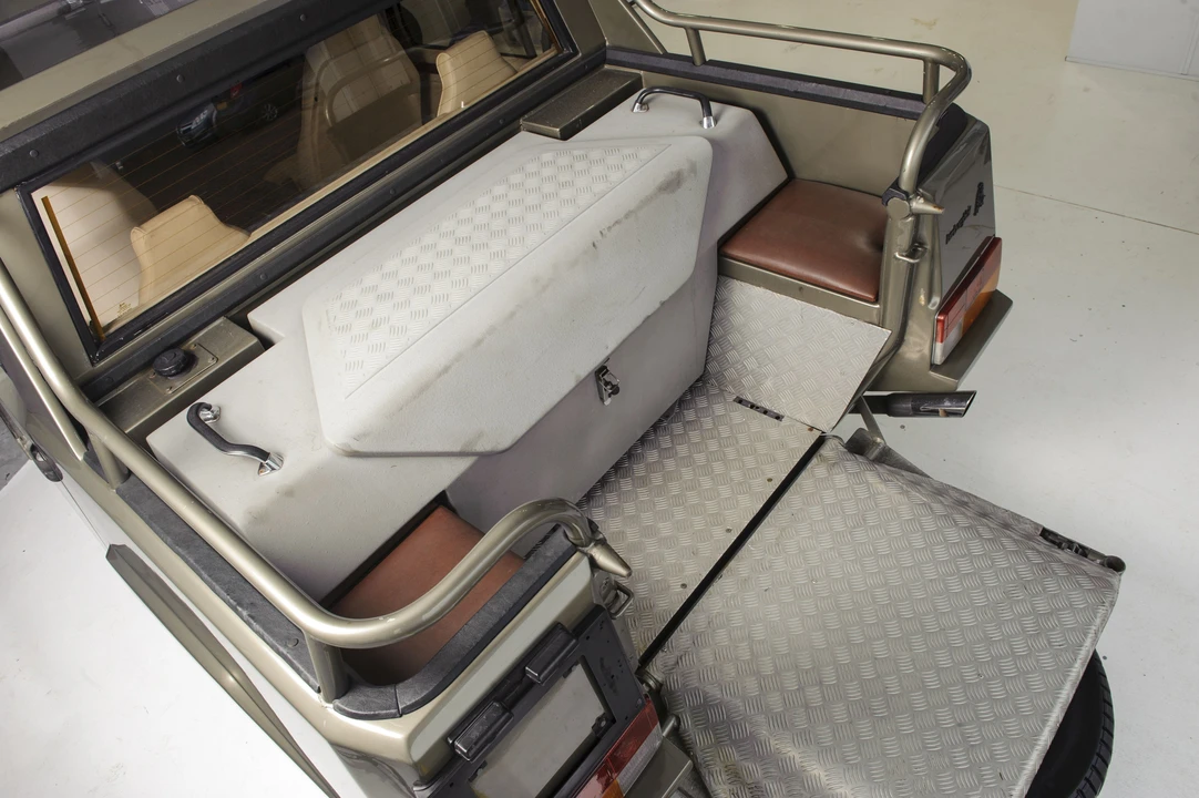 1986 Lamborghini LM002 - Image 9 of 18