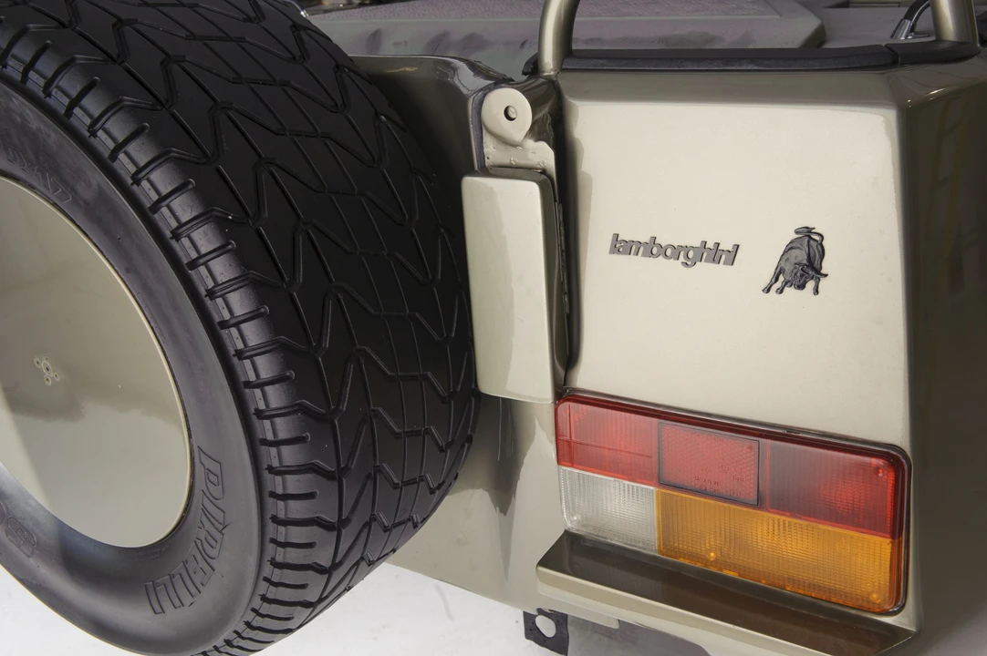 1986 Lamborghini LM002 - Image 8 of 18