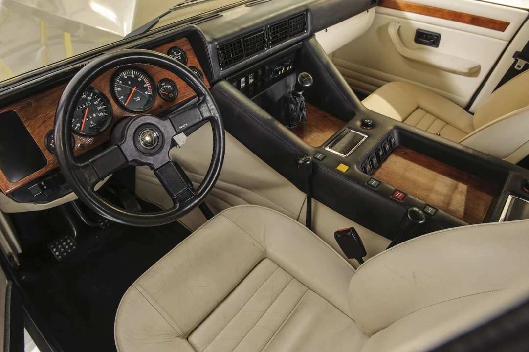 1986 Lamborghini LM002 - Image 16 of 18