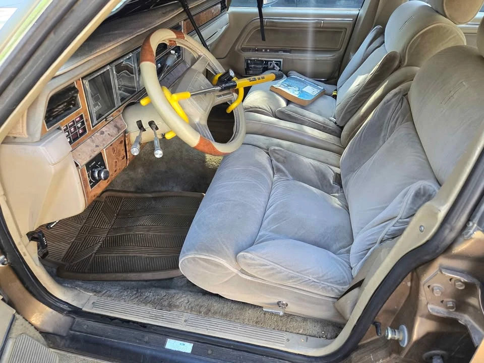 1986 Lincoln Town Car - Image 10 of 13