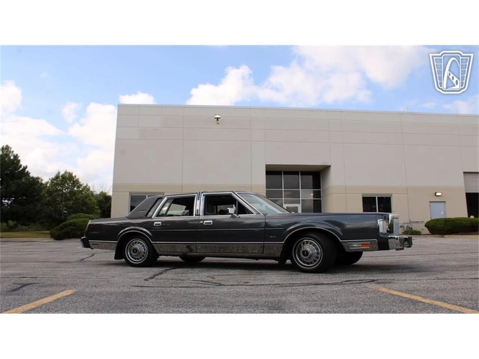 1986 Lincoln Town Car - Image 11 of 31
