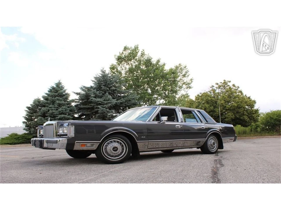 1986 Lincoln Town Car - Image 2 of 31