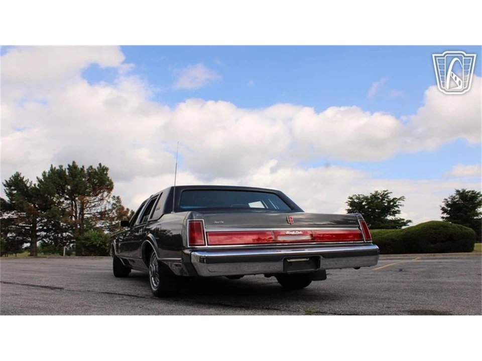 1986 Lincoln Town Car - Image 13 of 31
