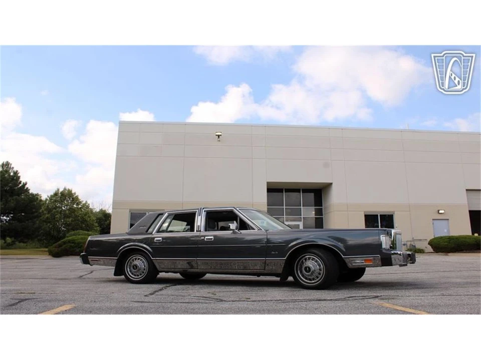1986 Lincoln Town Car - Image 10 of 31