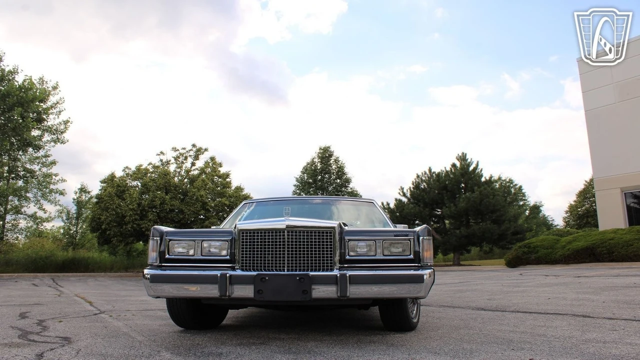 1986 Lincoln Town Car - Image 9 of 12