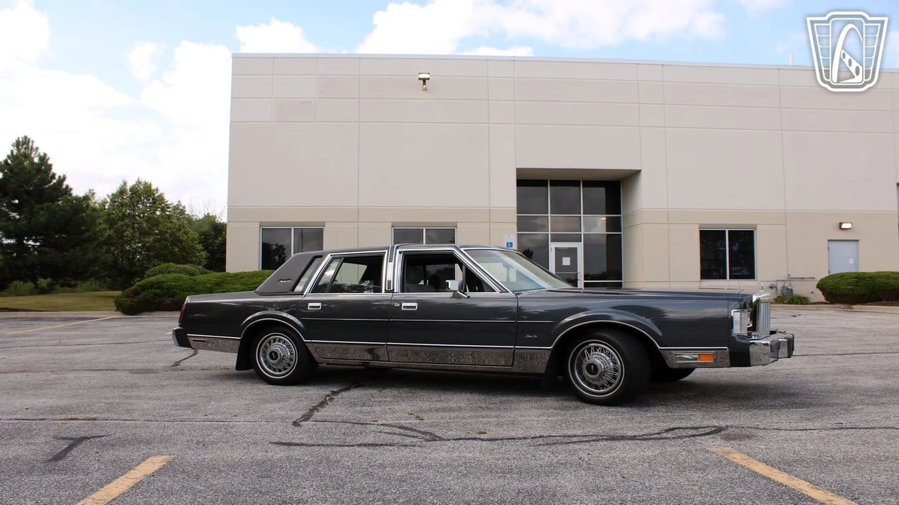 1986 Lincoln Town Car - Image 13 of 21