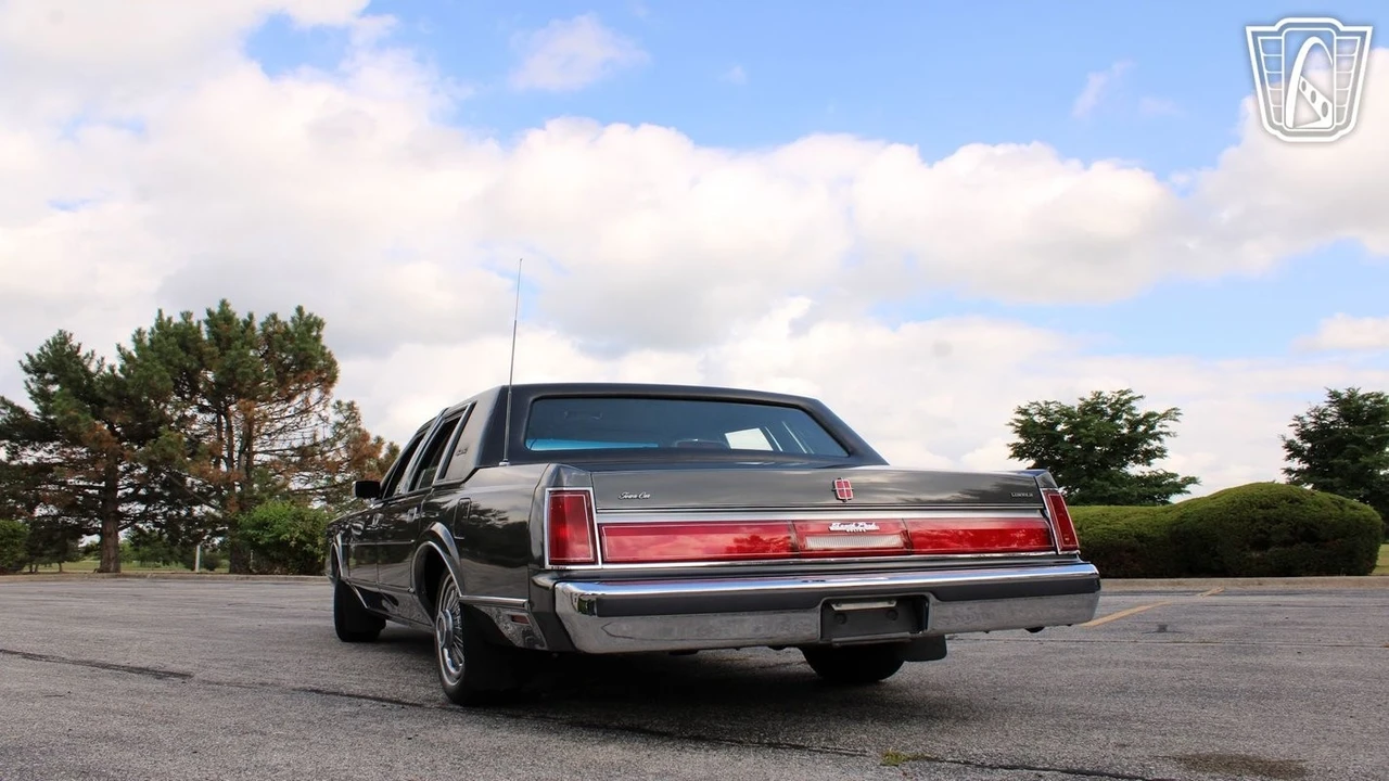 1986 Lincoln Town Car - Image 15 of 21