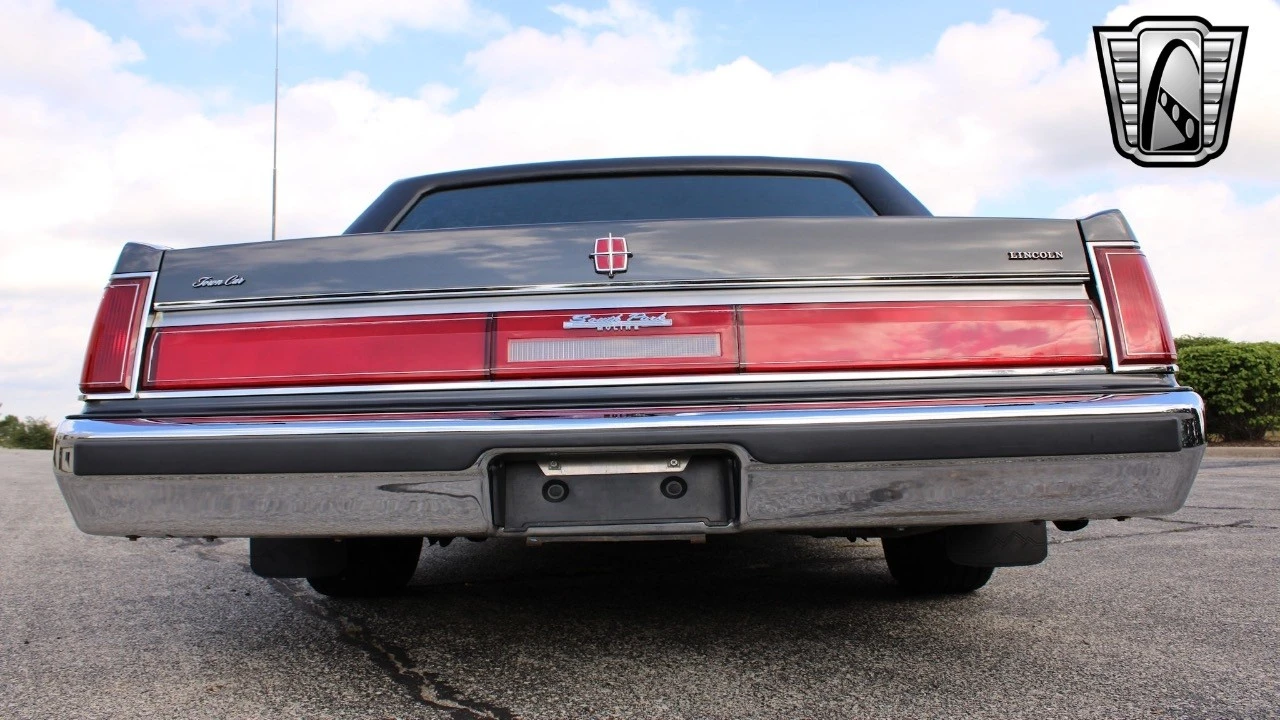 1986 Lincoln Town Car - Image 8 of 12