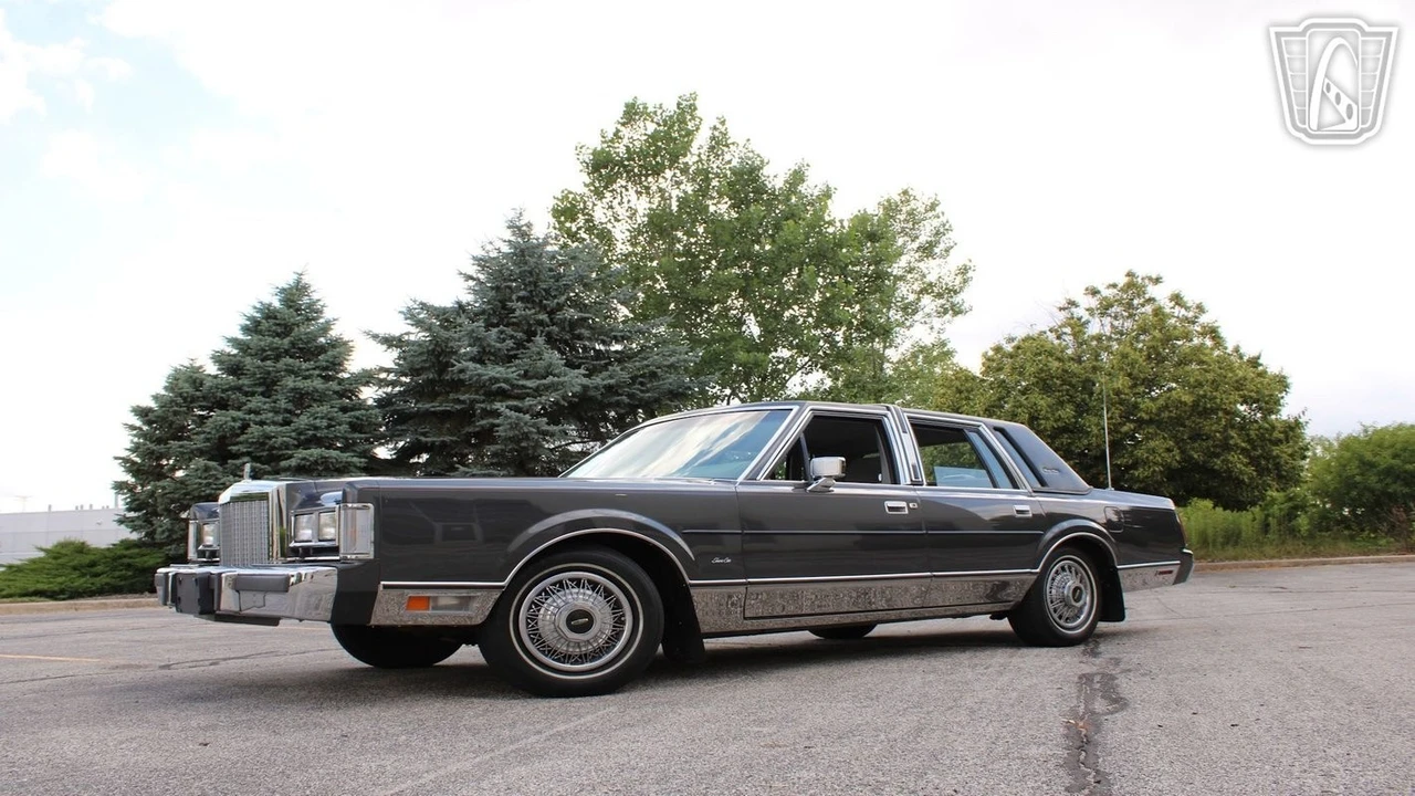 1986 Lincoln Town Car - Image 3 of 12