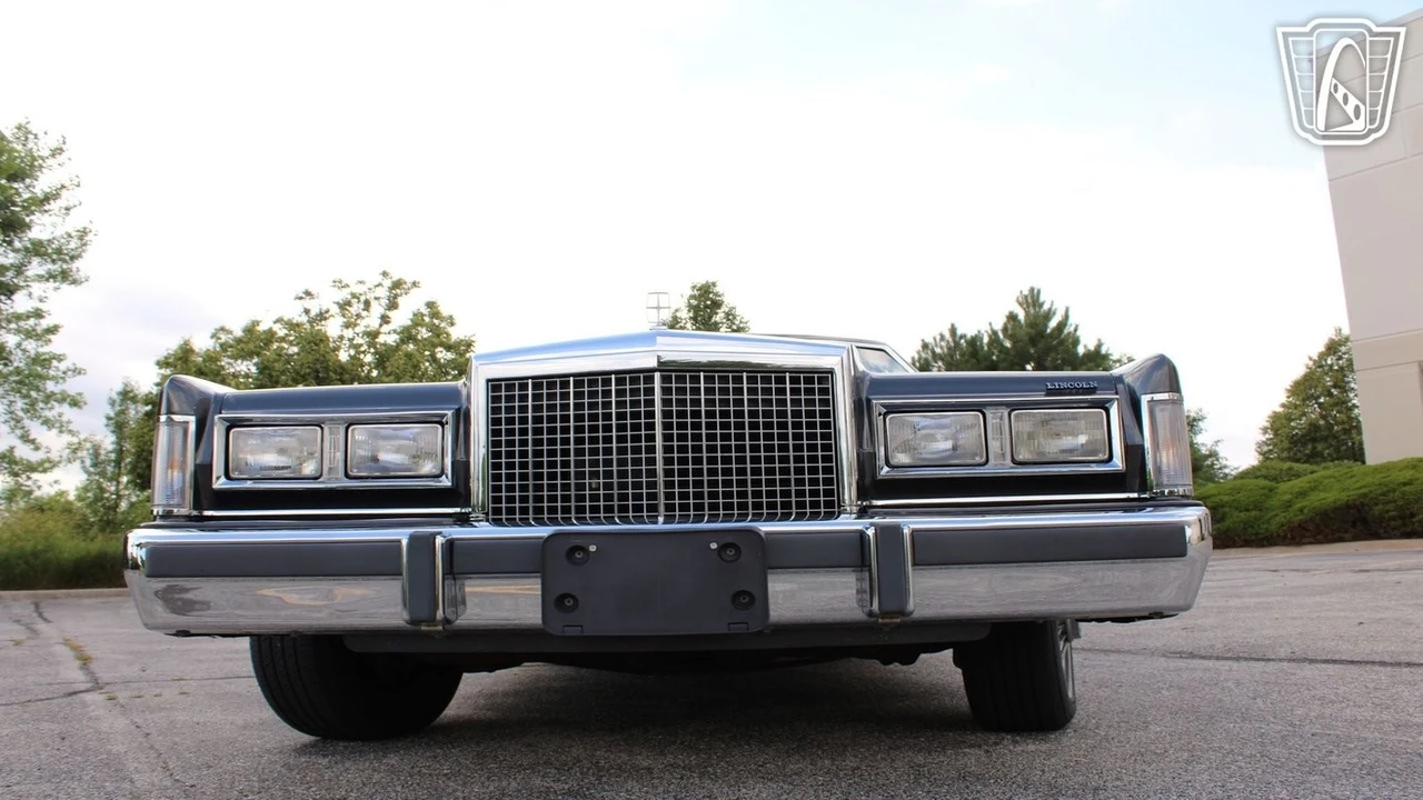 1986 Lincoln Town Car - Image 17 of 21