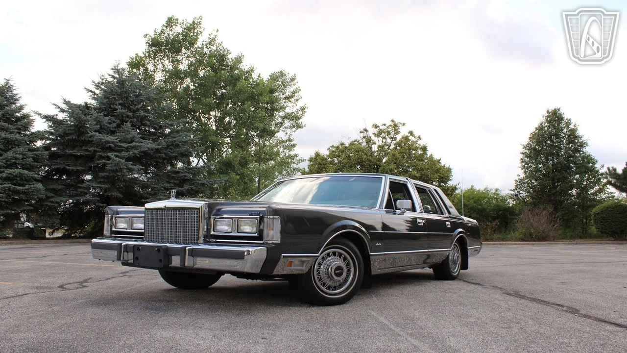 1986 Lincoln Town Car - Image 6 of 12