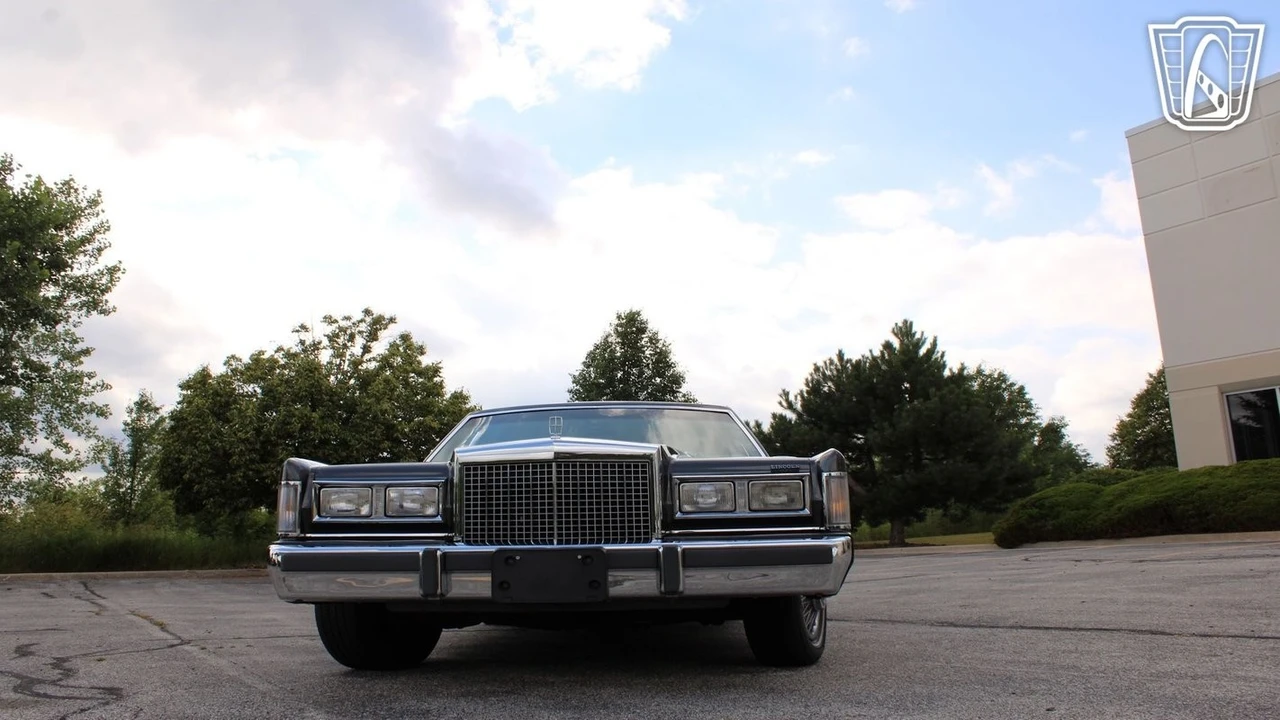 1986 Lincoln Town Car - Image 8 of 12