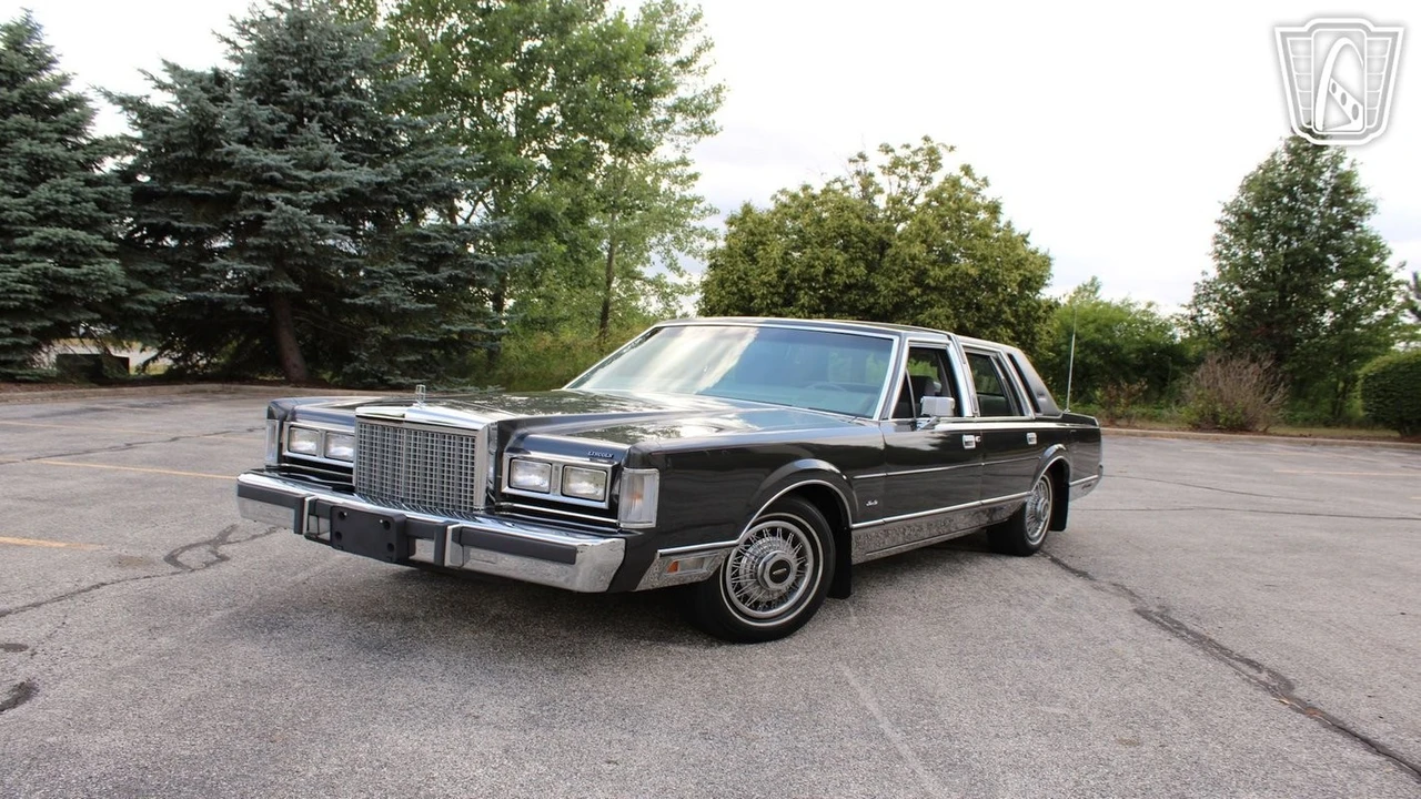 1986 Lincoln Town Car - Image 7 of 12