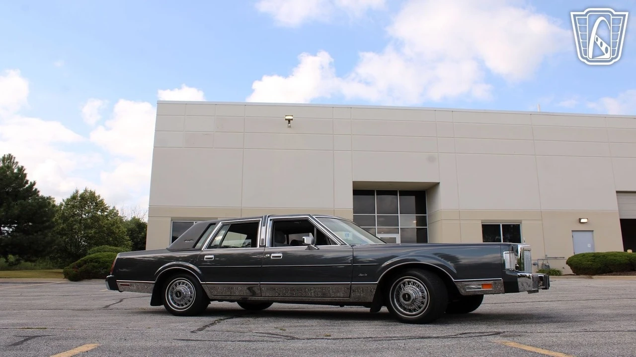 1986 Lincoln Town Car - Image 11 of 12