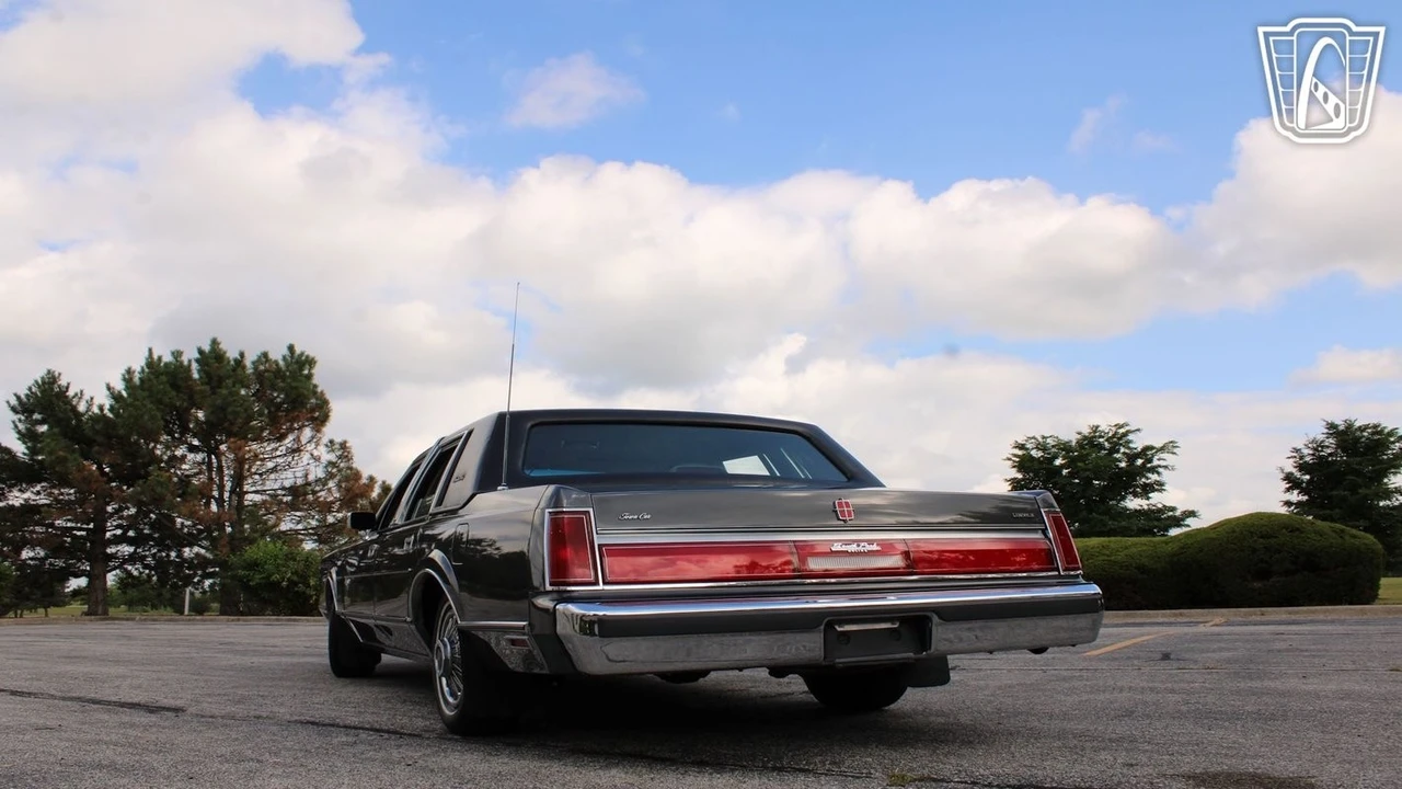 1986 Lincoln Town Car - Image 14 of 21
