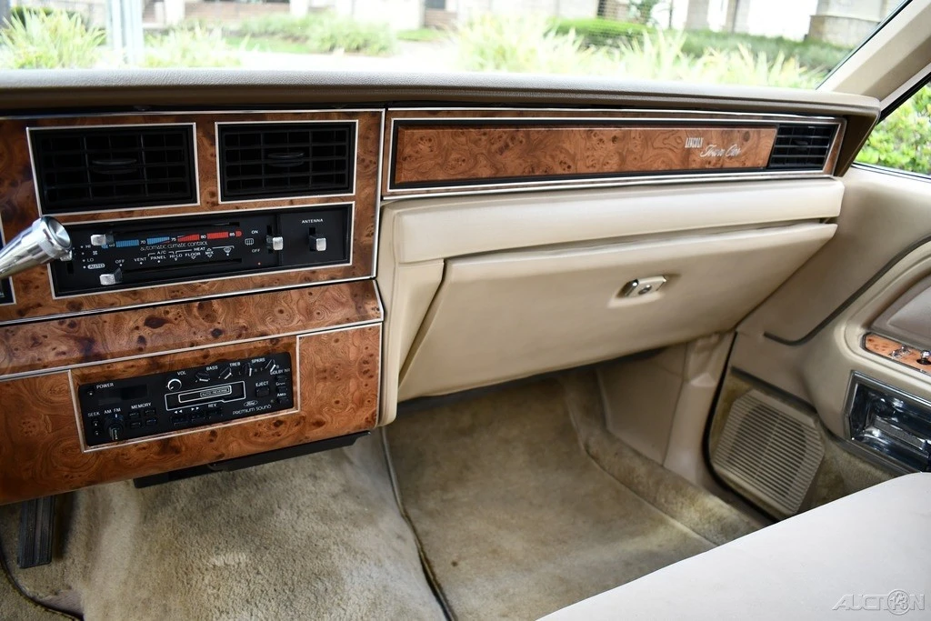 1986 Lincoln Town Car - Image 22 of 24