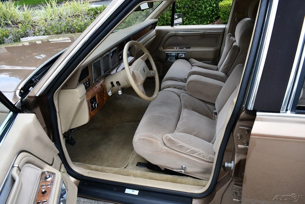 1986 Lincoln Town Car - Image 19 of 21
