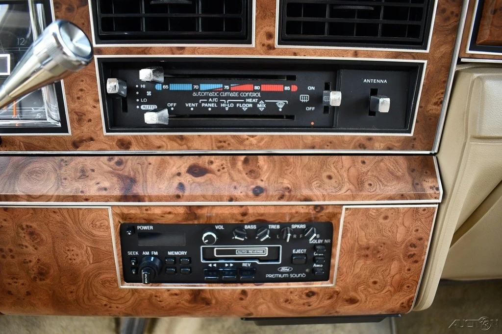 1986 Lincoln Town Car - Image 23 of 24