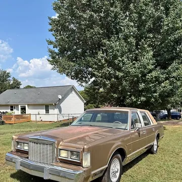 1986 Lincoln Town Car Signature Sedan 4D