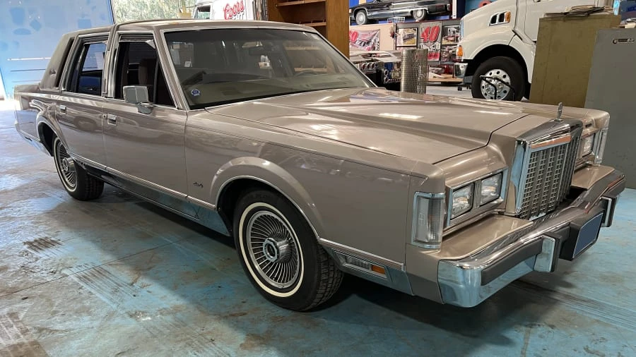 1986 Lincoln Town Car - Image 3 of 11