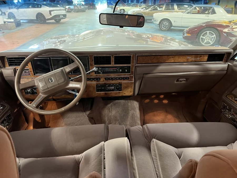 1986 Lincoln Town Car - Image 9 of 11