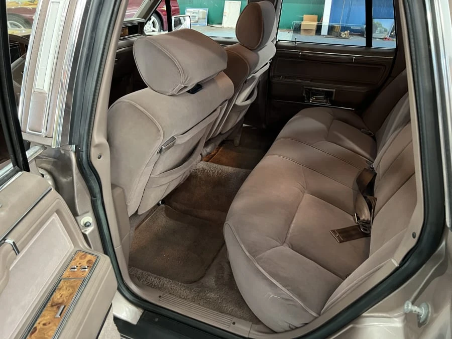 1986 Lincoln Town Car - Image 6 of 11
