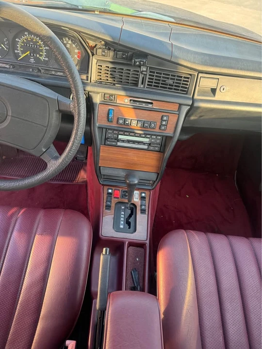 1986 Mercedes-Benz 190E - Image 12 of 17