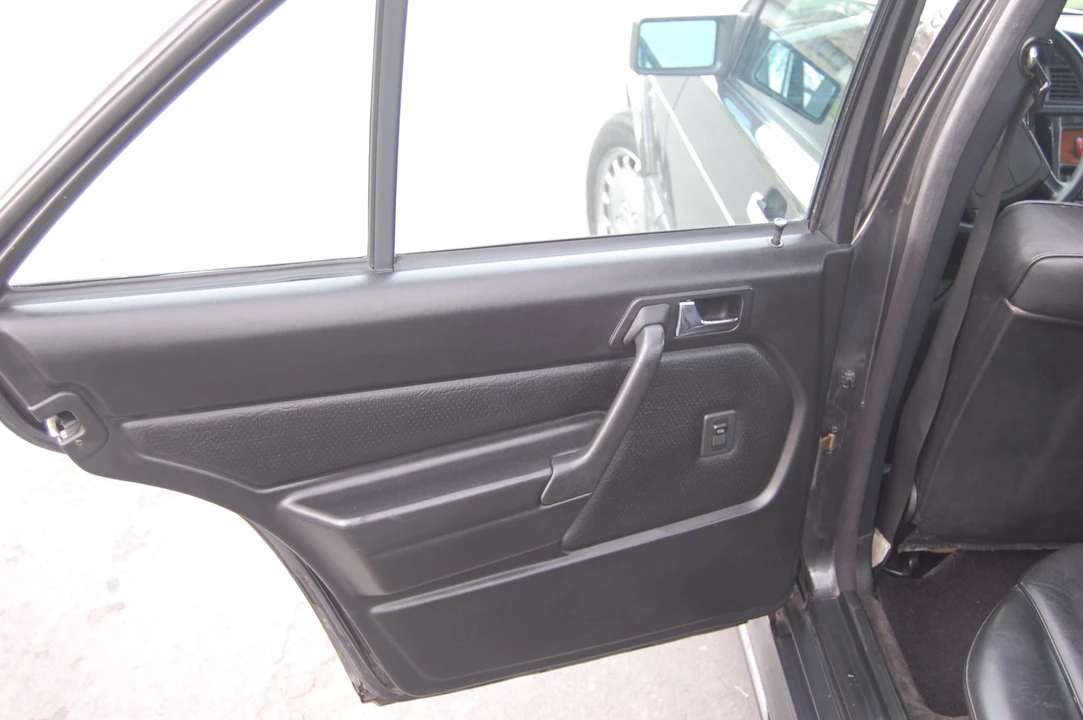 1986 Mercedes-Benz 190E 2.3-16 & 2.5-16 - Image 25 of 31