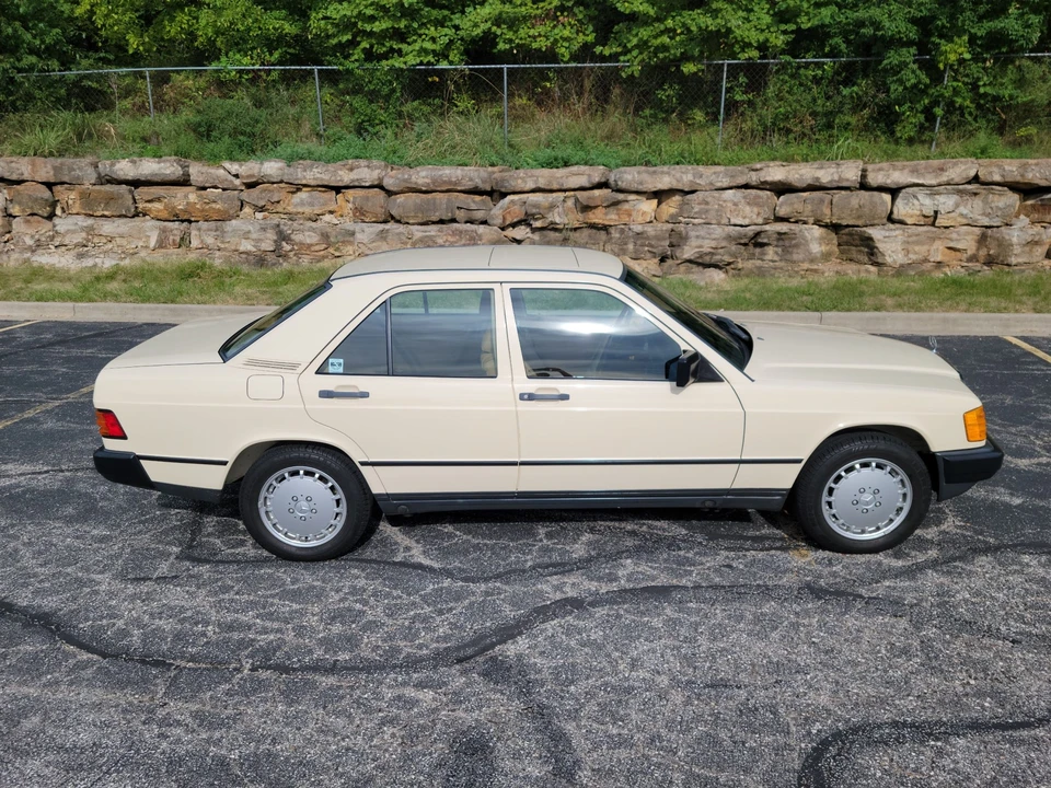 1986 Mercedes-Benz 190E - Image 17 of 31