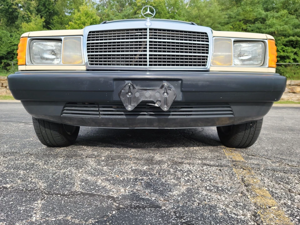 1986 Mercedes-Benz 190E - Image 12 of 31