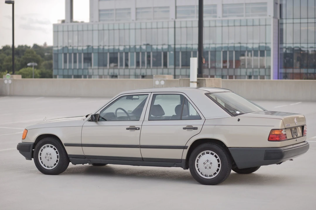 1986 Mercedes-Benz W124 E-Class - Image 25 of 31