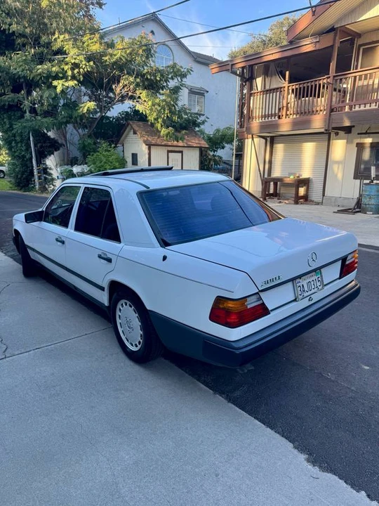 1986 Mercedes-Benz W124 E-Class - Image 17 of 24