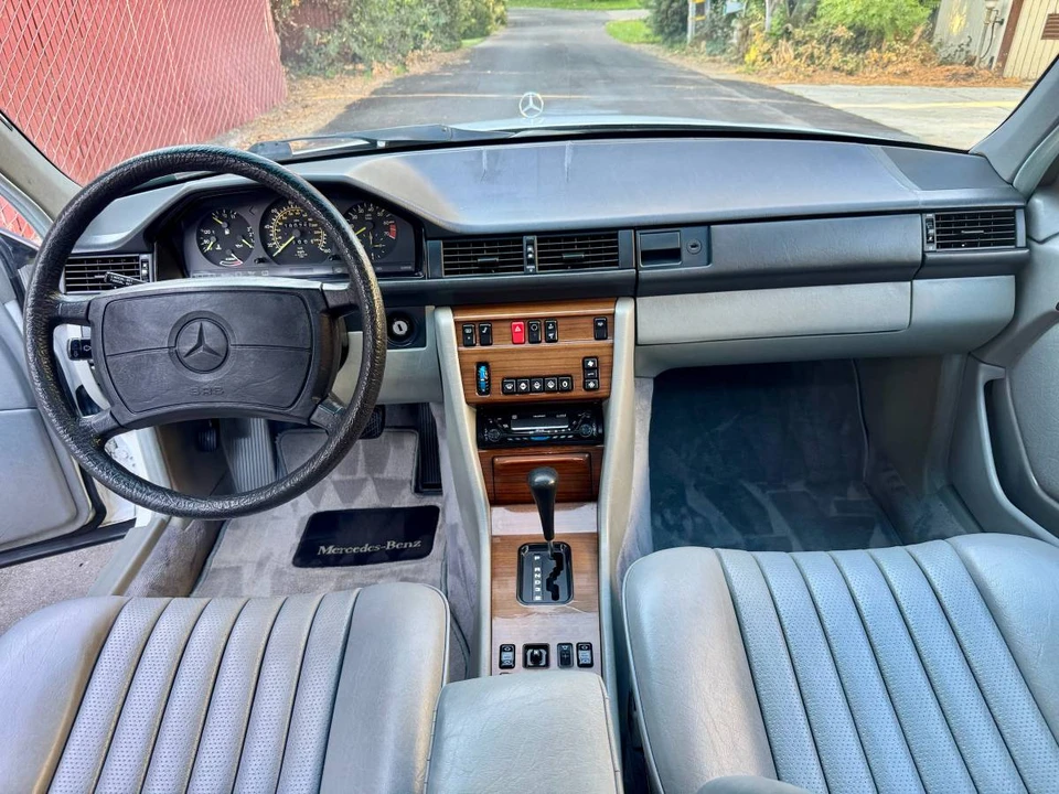 1986 Mercedes-Benz W124 E-Class - Image 9 of 24