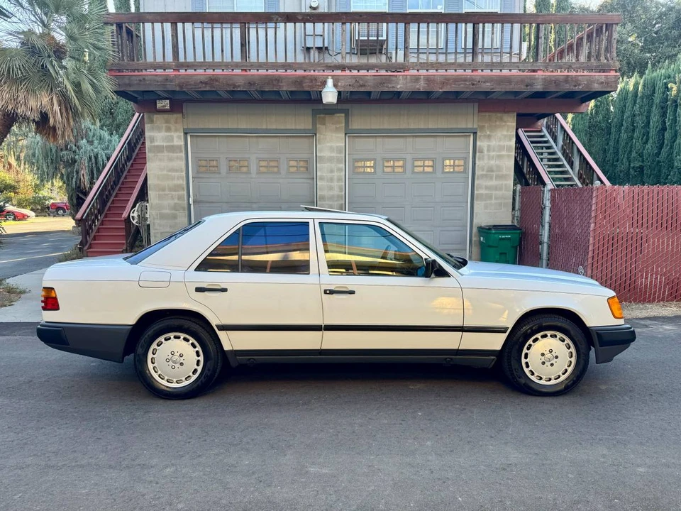 1986 Mercedes-Benz W124 E-Class - Image 4 of 24