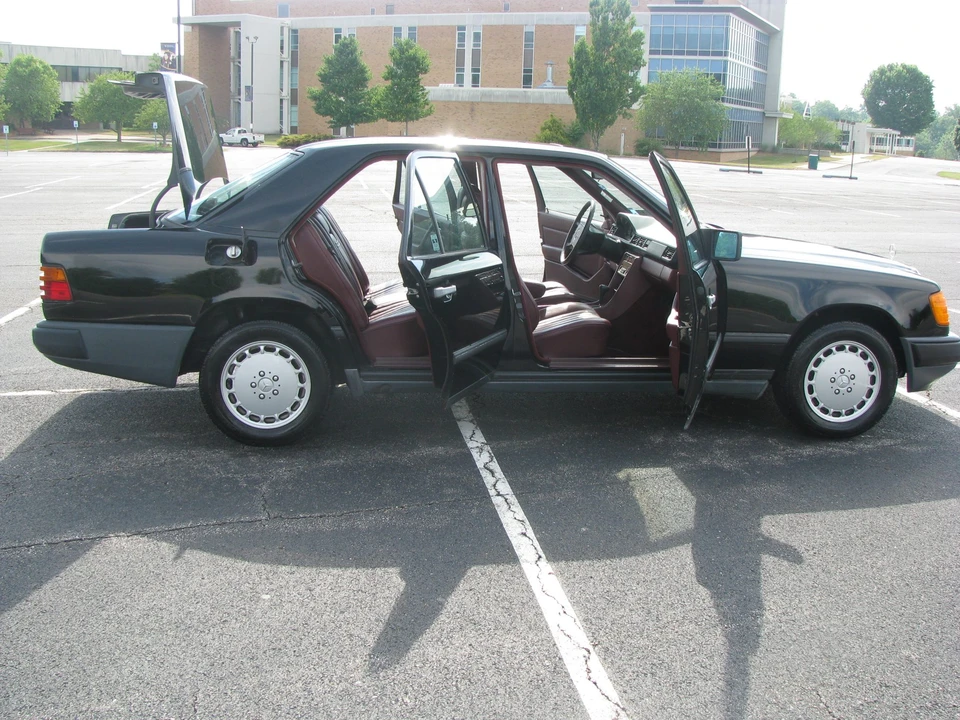 1986 Mercedes-Benz W124 E-Class - Image 2 of 31
