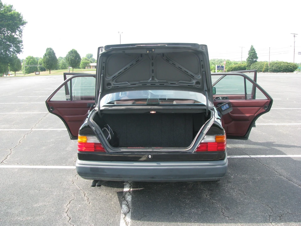 1986 Mercedes-Benz W124 E-Class - Image 10 of 31