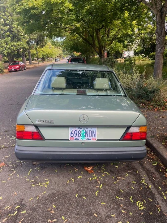1987 Mercedes-Benz W124 E-Class - Image 2 of 18
