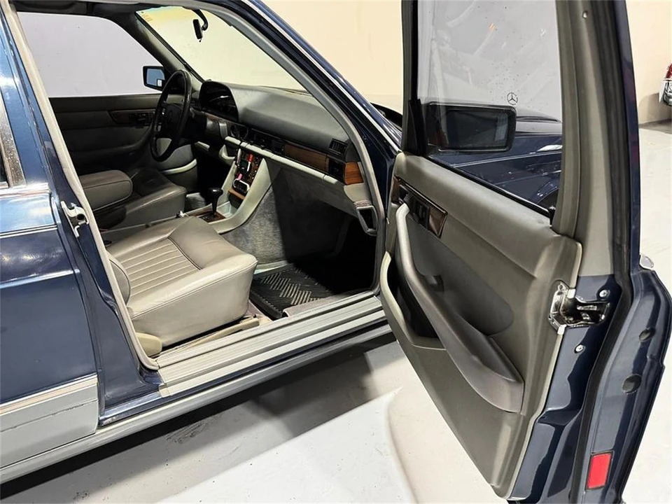 1986 Mercedes-Benz W126 S-Class Sedan - Image 18 of 31