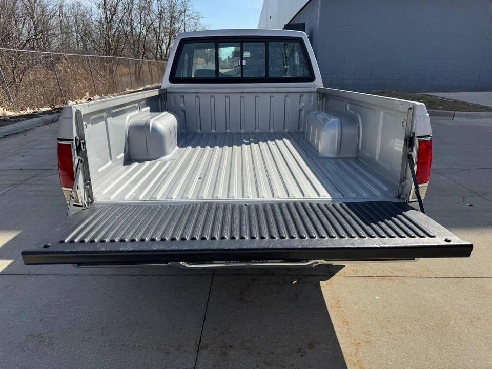 1986 Nissan - Image 11 of 31