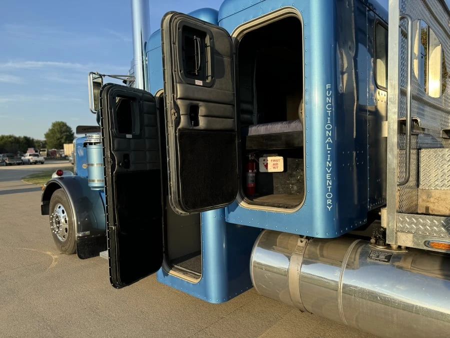 1986 Peterbilt - Image 25 of 30