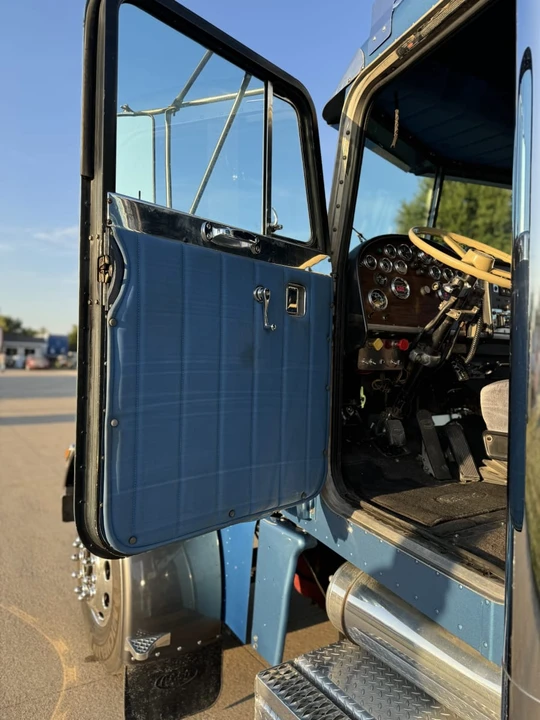 1986 Peterbilt - Image 19 of 30