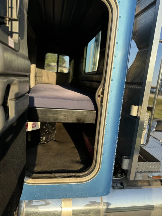 1986 Peterbilt - Image 24 of 30