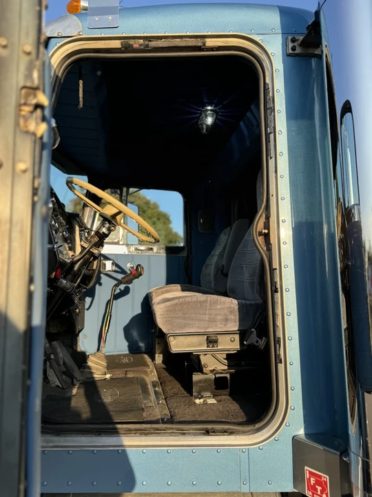 1986 Peterbilt - Image 23 of 30
