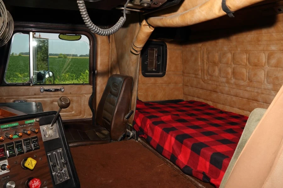 1986 Peterbilt - Image 20 of 25