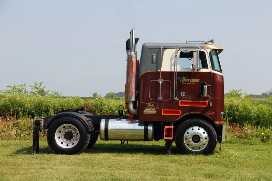 1986 Peterbilt - Image 2 of 25