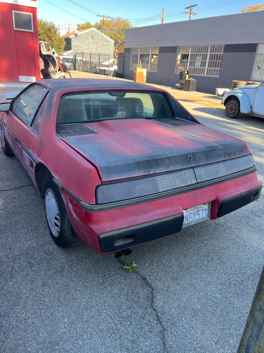 1986 Pontiac Fiero - Image 2 of 18