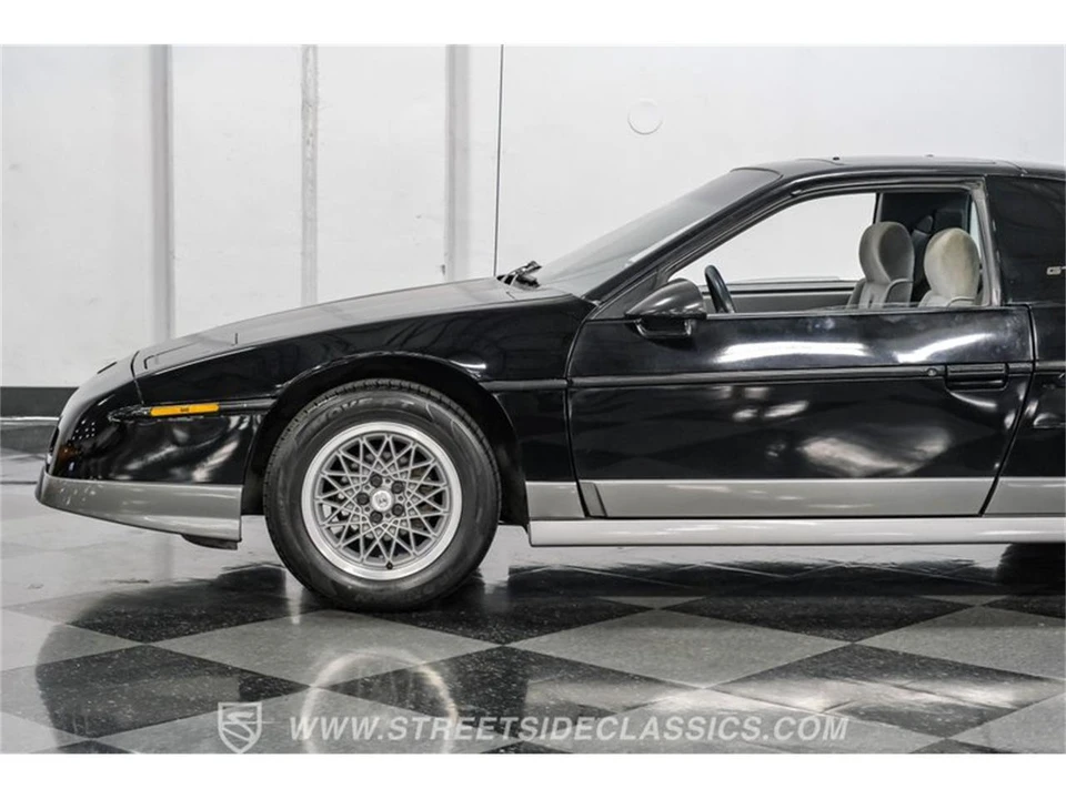 1986 Pontiac Fiero - Image 23 of 31